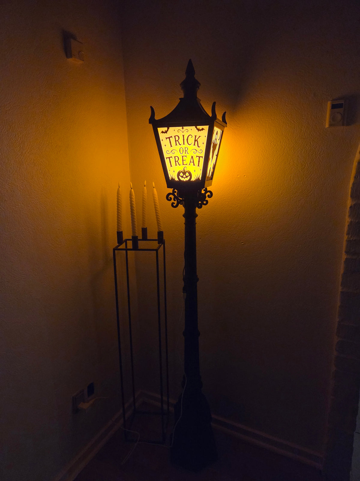 Gyselig Hygge: 175 cm 3D-Printet Halloween Lygtepæl med Udskiftelige Paneler